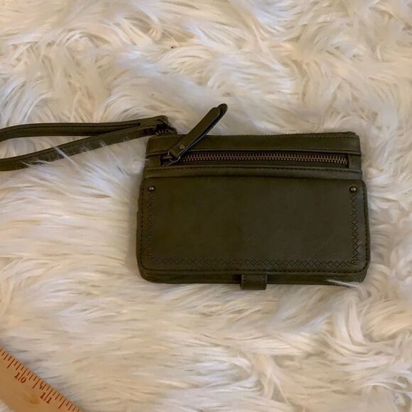 Wristlet in olive Green NWOT.  Lots of compartments including 3 zippered - Picture 1 of 7